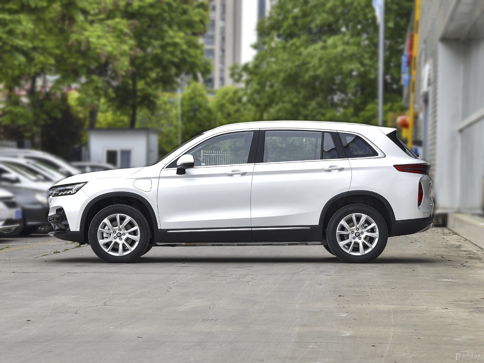 Hot-selling new energy vehicle Chuangwei EV6 has a battery life of 620 kilometers and a large body capacity Happy edition