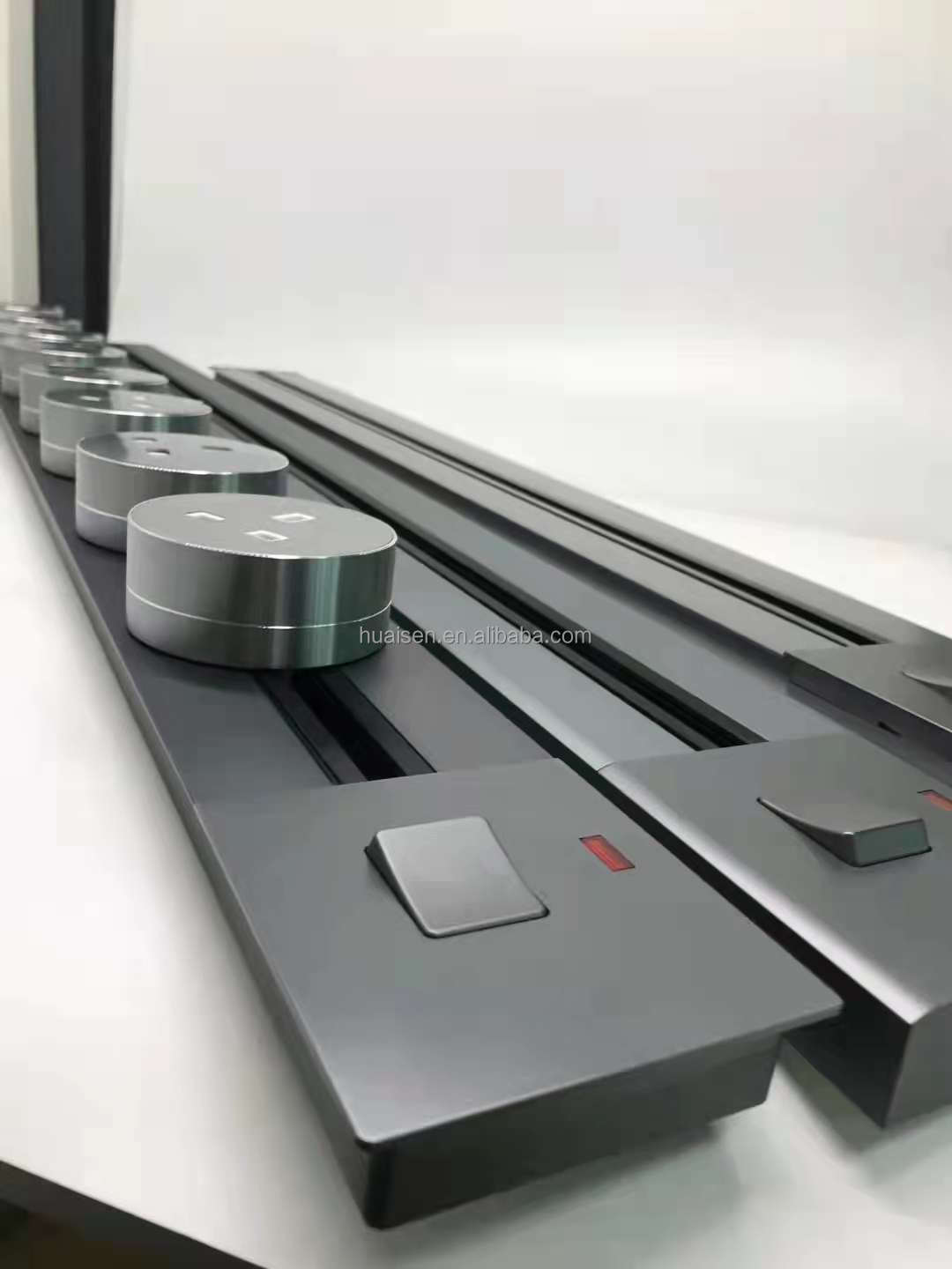 32A Rated Current Movable Power Track Socket with 8000W Max Power in Aluminum Alloy
