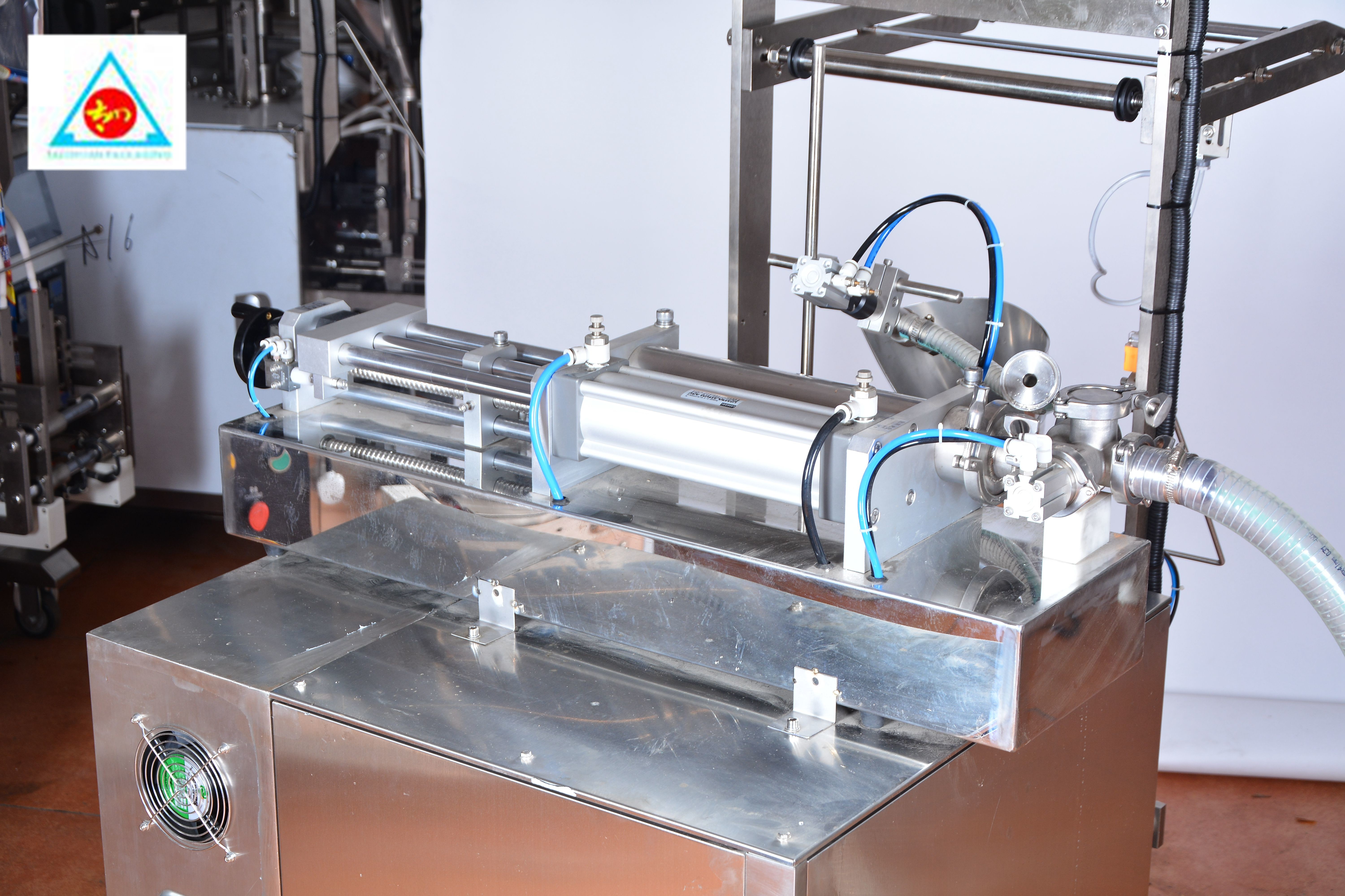 China Manufacturer Multi-function Automatic high precision water oil fruit juice pouch packaging machine price