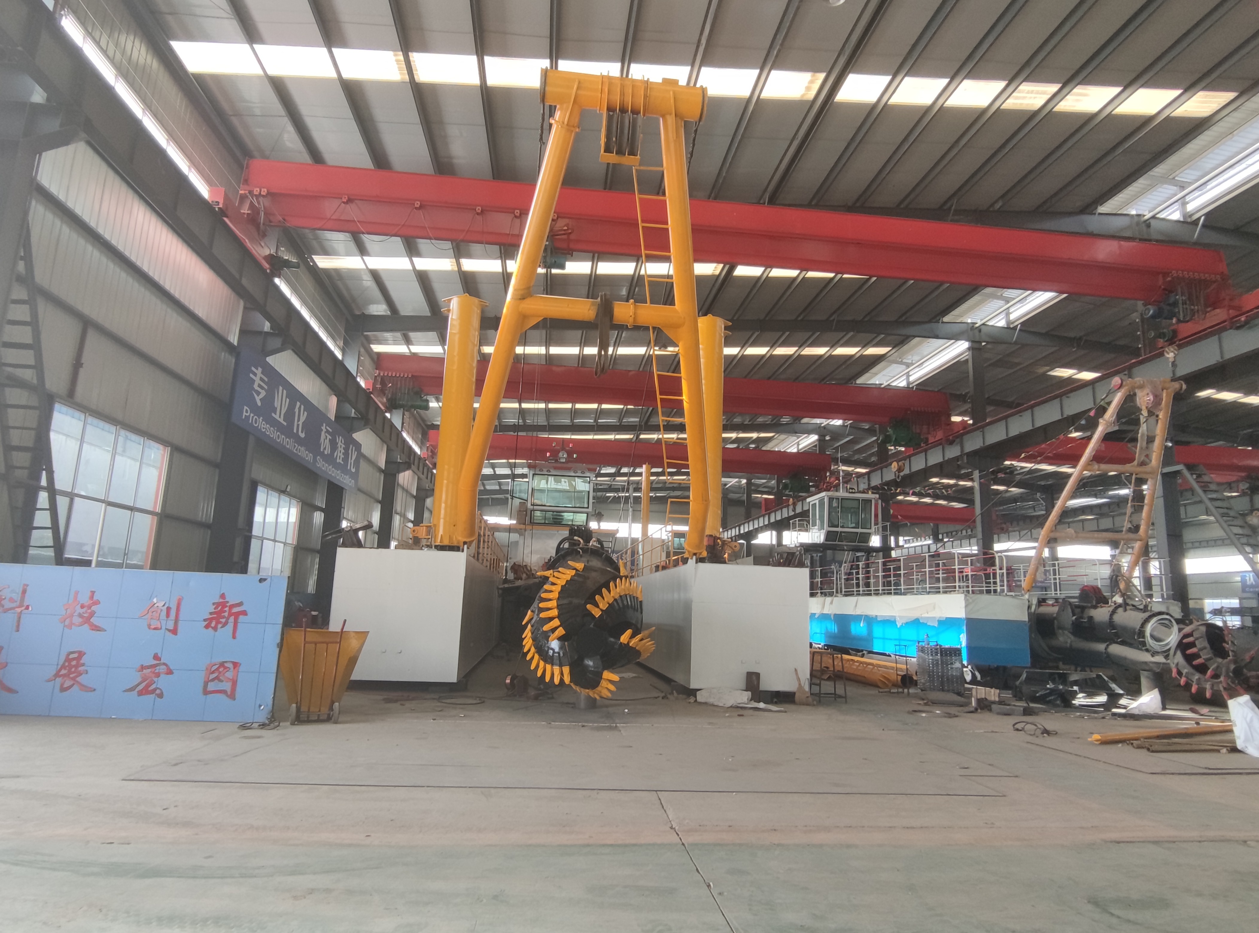 quality Sea Port mud clean up dredge machine with 20m depth capcity and 2000m delivery distance pipe line
