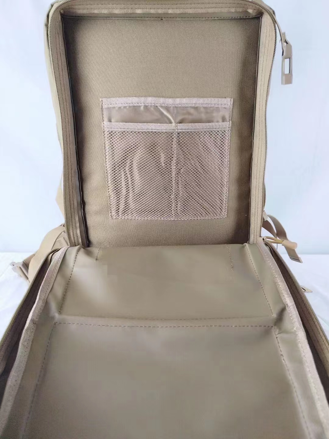 600D Oxford Fabric Waterproof Backpack Straps and Pom Buckle 47*35*15cm Materials