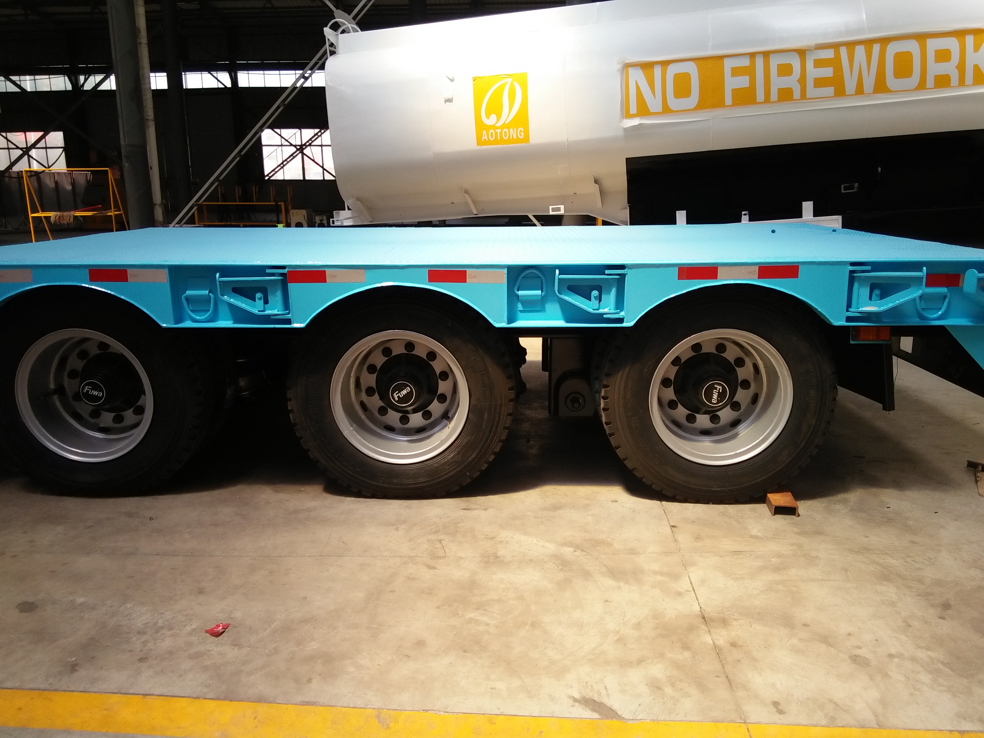 Extra Low Drop Deck Trailer Manufacture Liangshan Juyuan Special Vehicle Manufacturing Co
