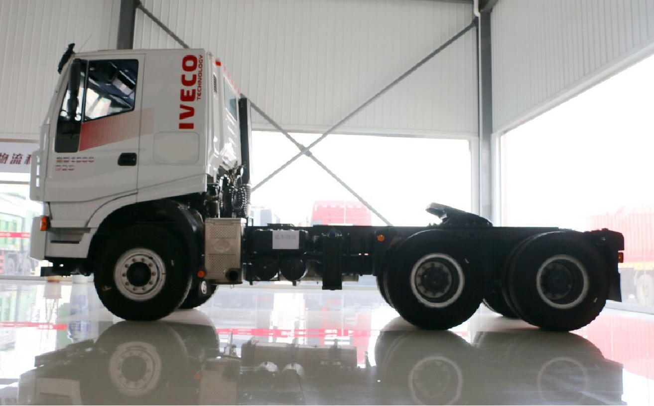Versatile and Durable Used Hongyan Genlyon Tractor Diesel Engine Tractor