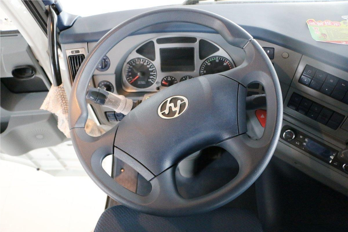 Versatile and Durable Used Hongyan Genlyon Tractor Diesel Engine Tractor