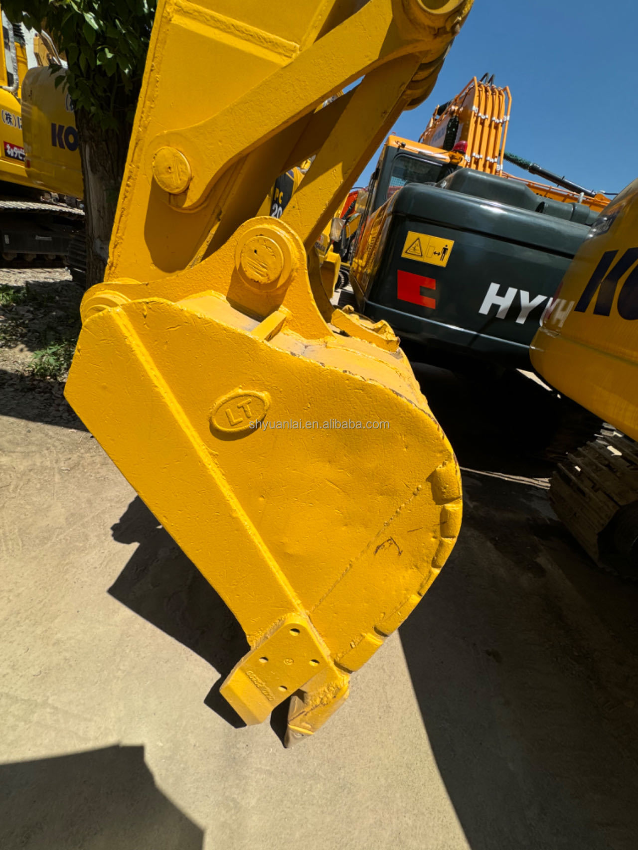 Second-hand Komatsu PC220 Excavator with Fuel-saving and Working Systems at Affordable