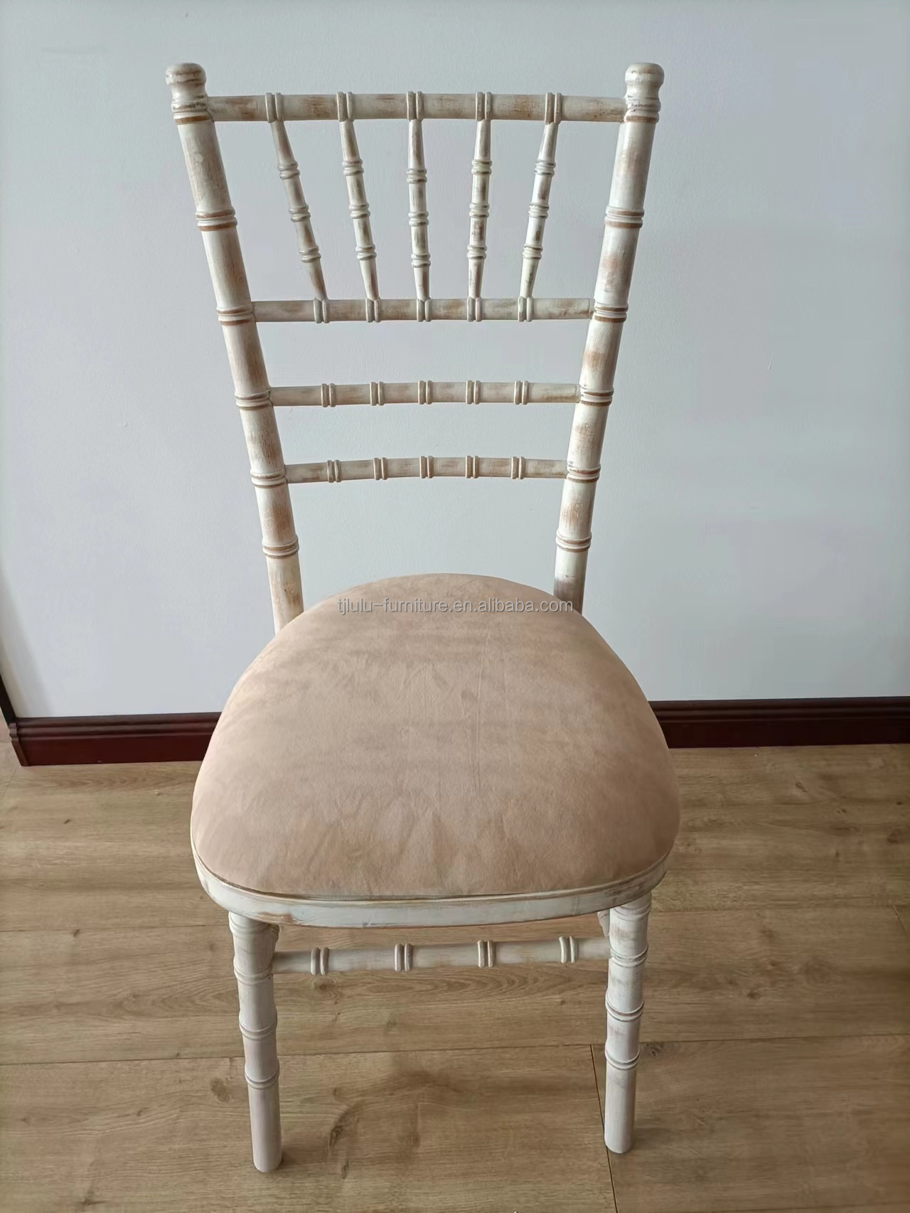 Home Furniture Mail Packing White Wash Chiavari Chairs Wood Wedding Hotel Banquet Stackable Chair with Removable Cushion