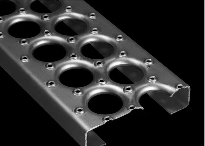 Perforated Serrated Grating , Grip Strut Safety Grating For Stair Treads