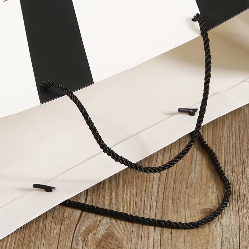 128-250gram Black Handle Laminated Art Paper Bag For Apparel Advertising