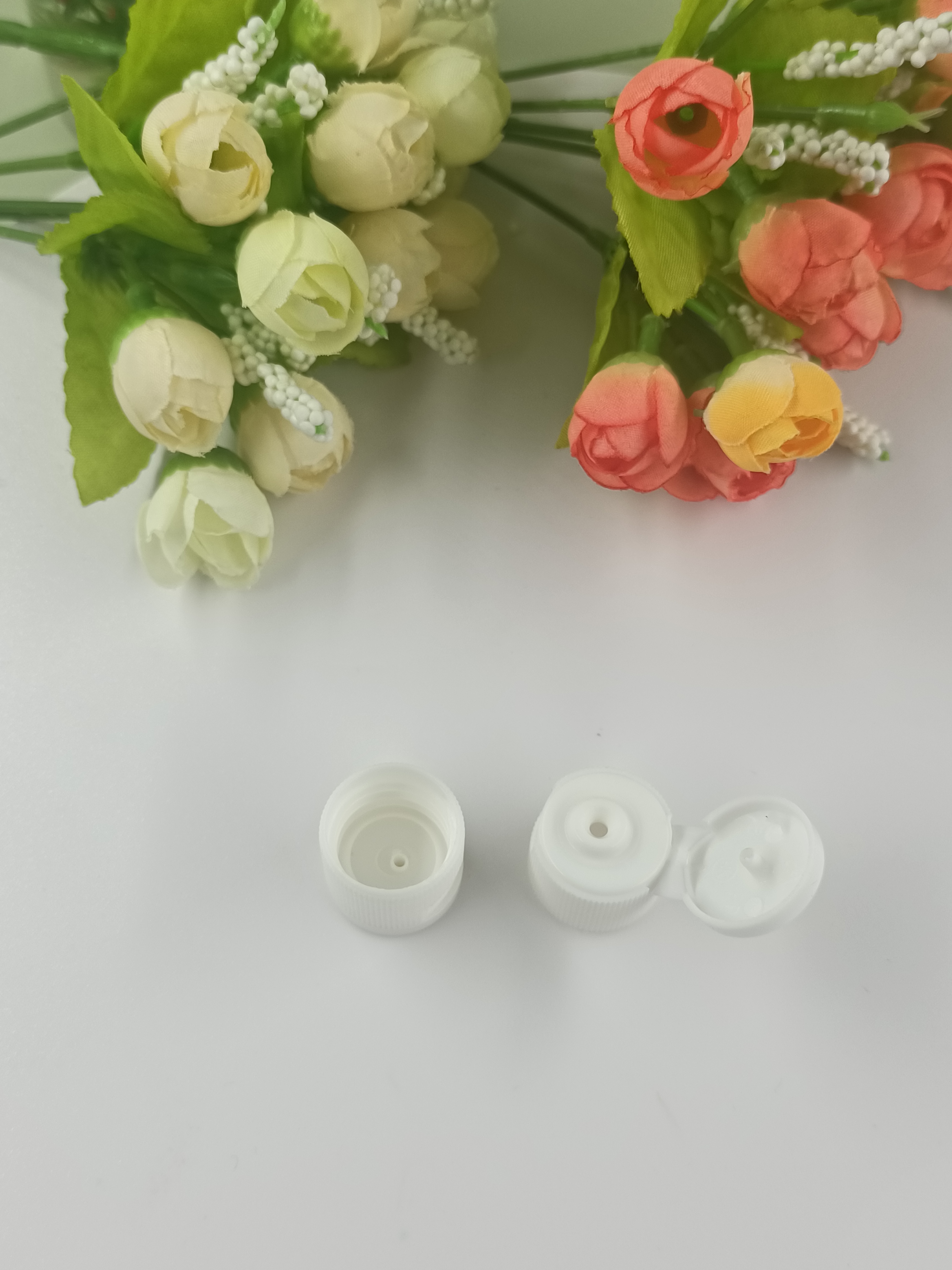 Recyclable Direct Plastic Flip Cap Cylindrical Design and Free Sample with 18mm White