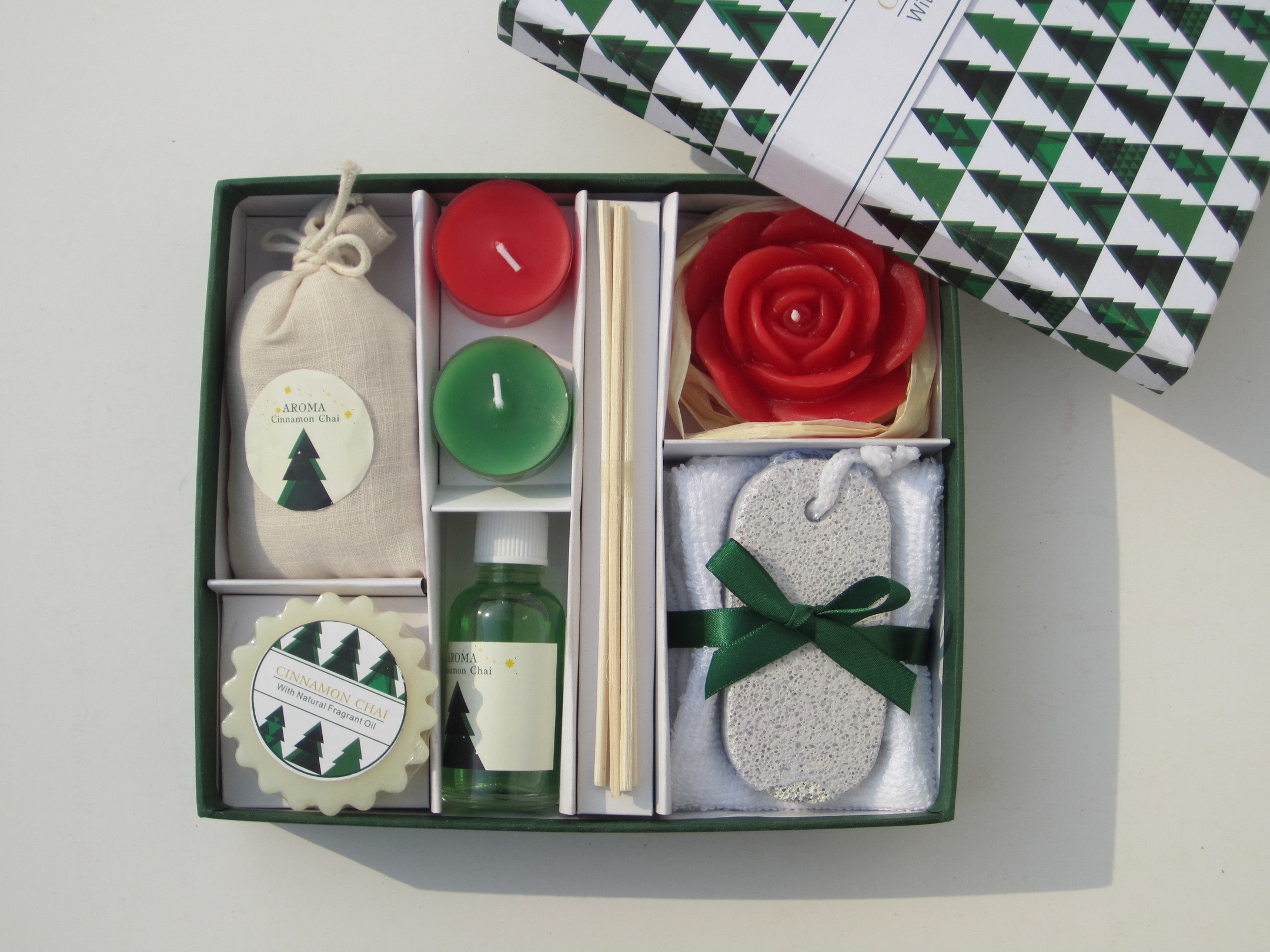 Red & Green Cinnamon chai fragrance scented tealight candle & essential oil packed into gift box