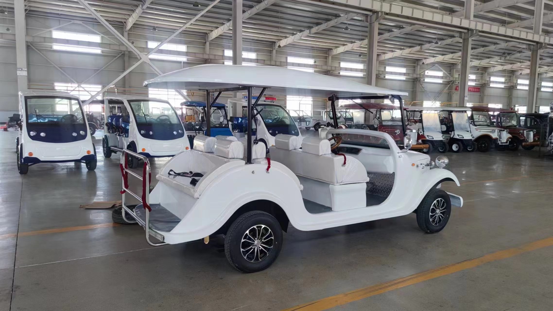 8 Seater Electric Car Classic Look Logo Printing Customized EV Classic Cars For Leisure