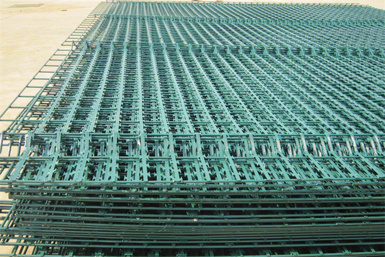 Powder Coated Welded Razor Custom Barbed Wire Fencing Fence Mesh 100X100mm Factory