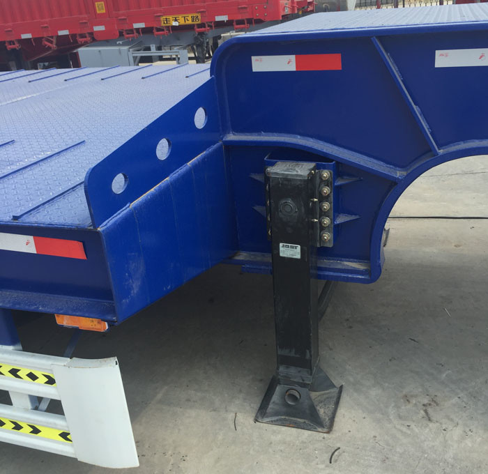 Low Bed Semi Truck Trailer 3 Axles 80T Loading Construction Machine / Heavy Equipment