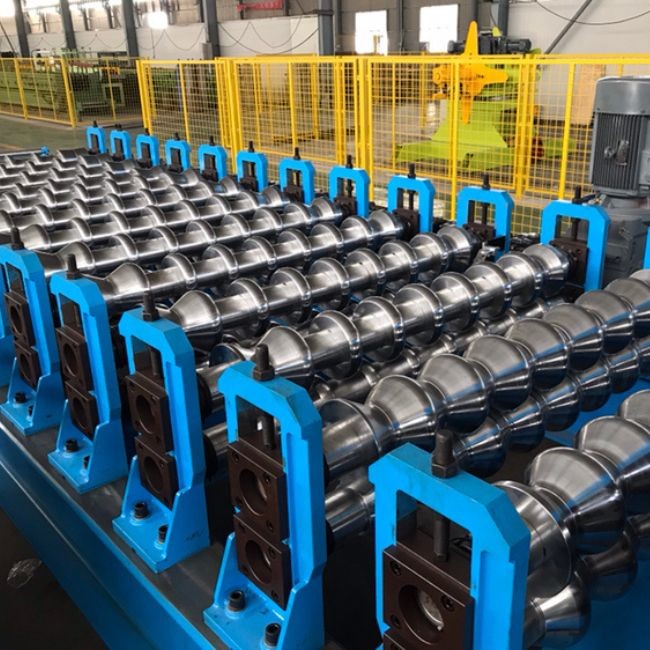 0.3-0.8mm Thickness Roll Former Machines For Roofing / Wall Cladding 50Hz Frequency