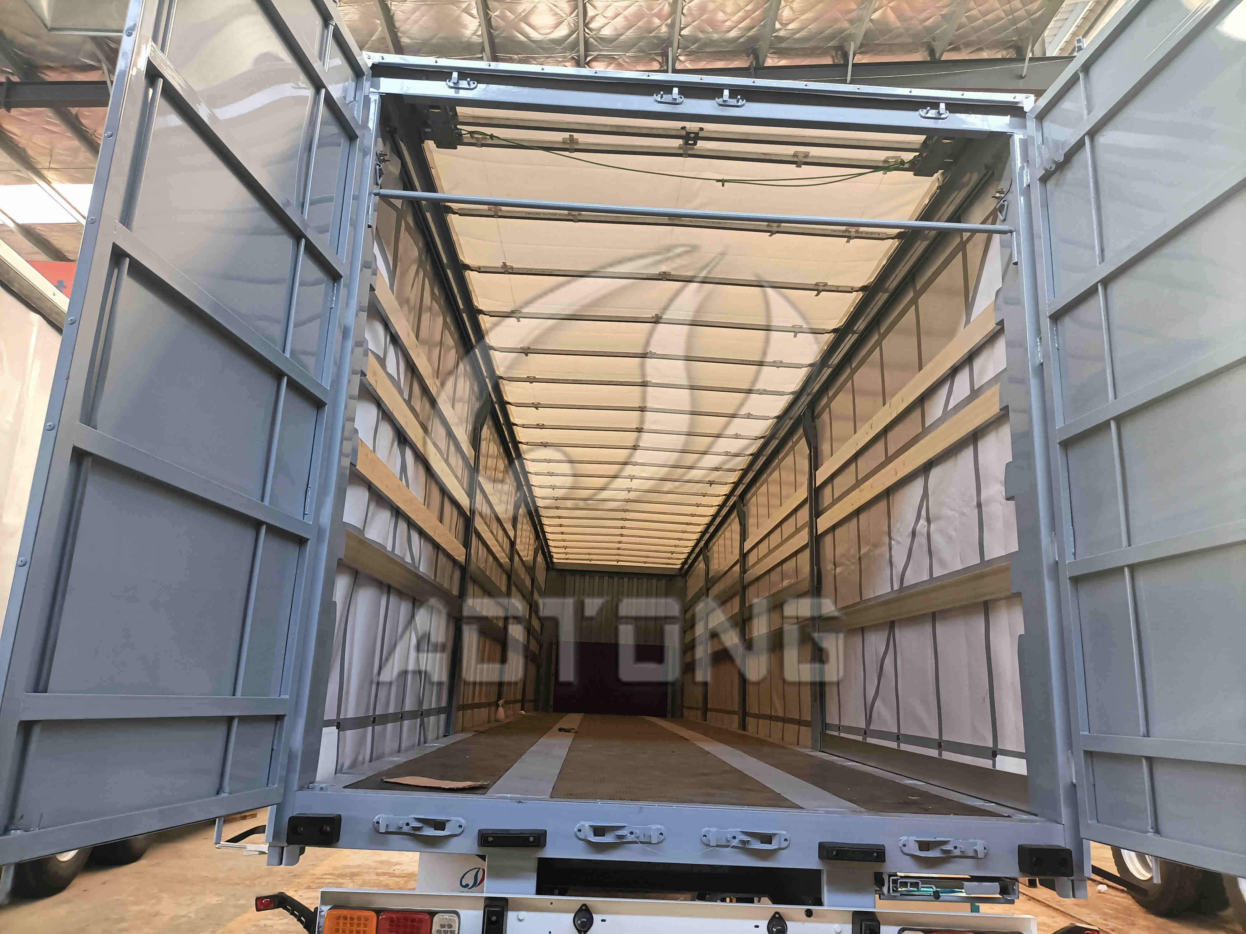 Max Payload 25001-30000 kg Tri-axle Canvas Cover Enclosed Cargo Box Trailer for Russia