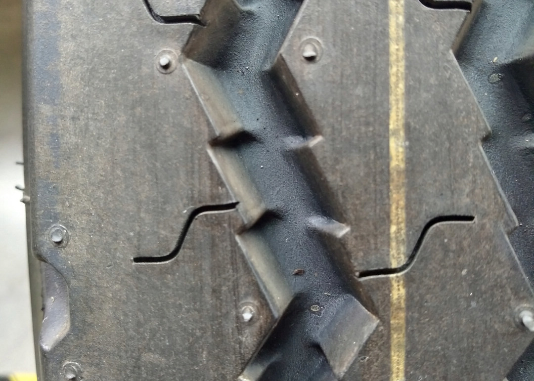 8.25R20 Long Mileage Travel Coach Tires Excellent Grip Performance Black Color
