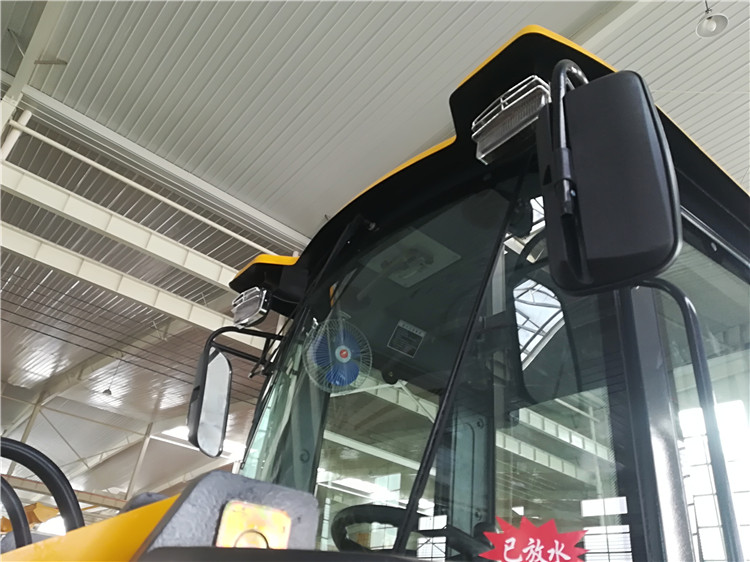Kawasaki Hydraulic Pump Front Loader with Max. Dump Distance of 950mm and Performance