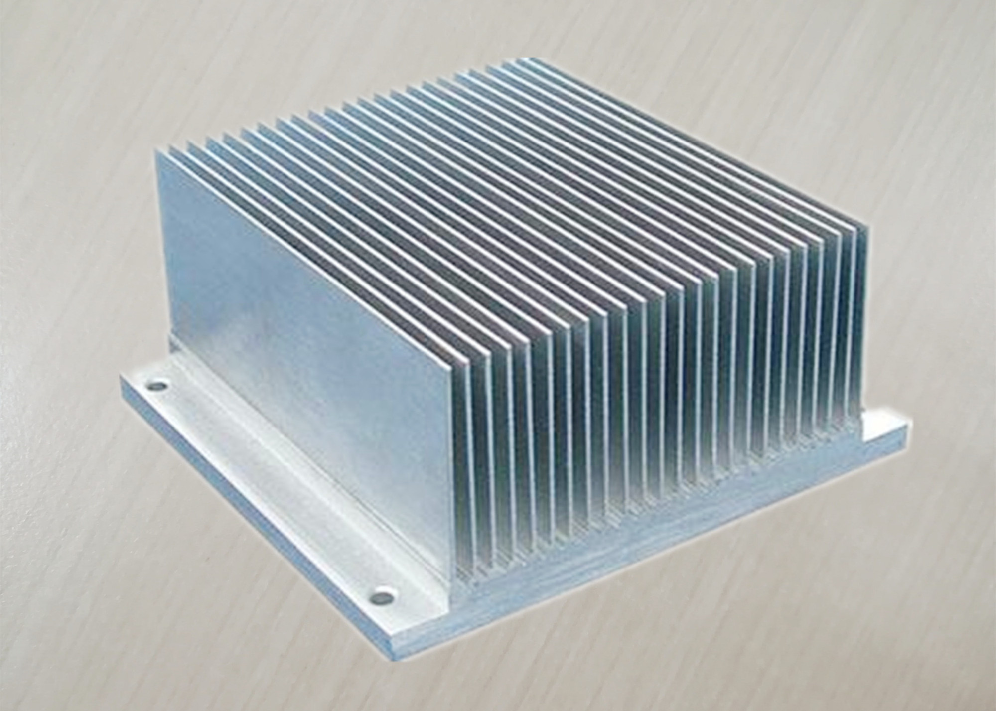 Silver Customizable Extruded Aluminum Alloy Radiator Hot Rolling 6000 Series 6063