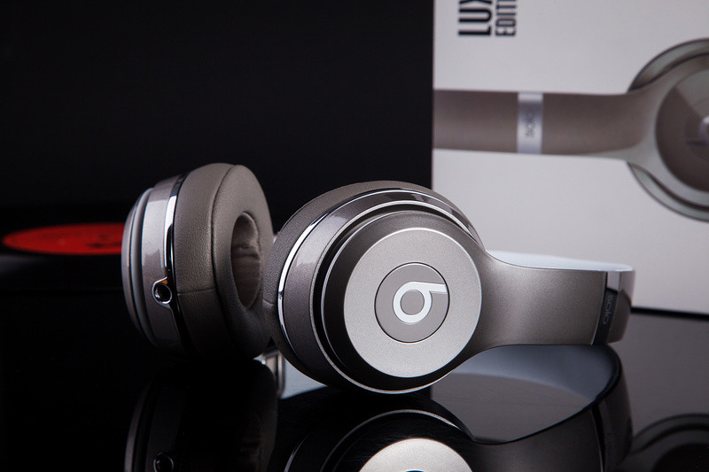 Newest 2016 Beats by Dr.Dre Solo2 On-Ear Wired Luxe Edition Headphones Silver New Beats by Dr. Dre Solo2 Wired On-Ear