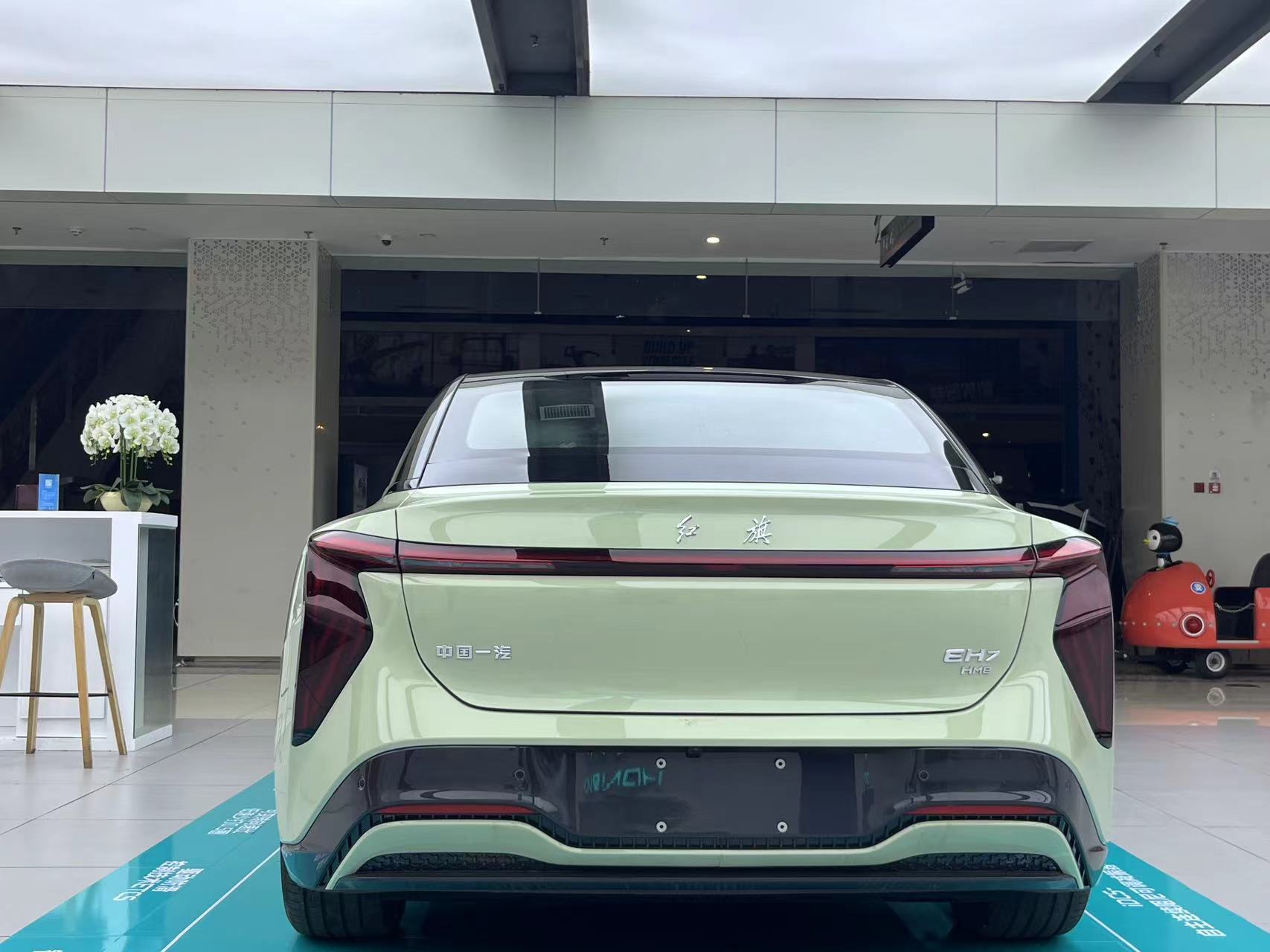 2024 Hongqi EH7 Pure Electric Vehicle with Maximum Torque of 450 Nm and Energy Efficiency by FAW Cars