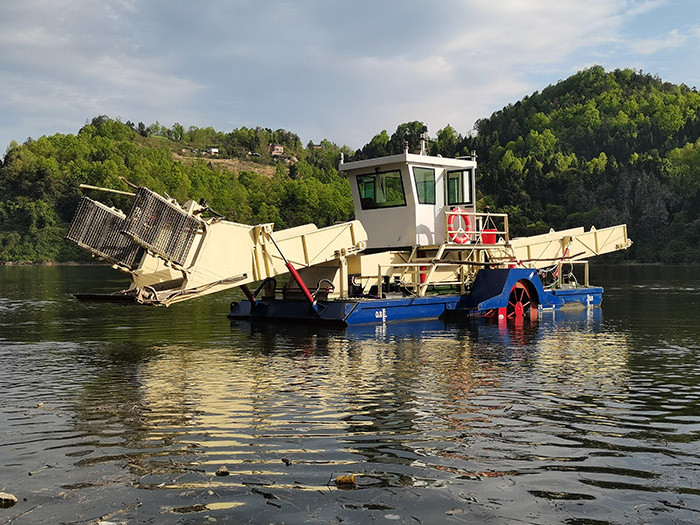 10CBM Water Hyacinth Harvester For River Waterweed Harvesting 4-5KM/H