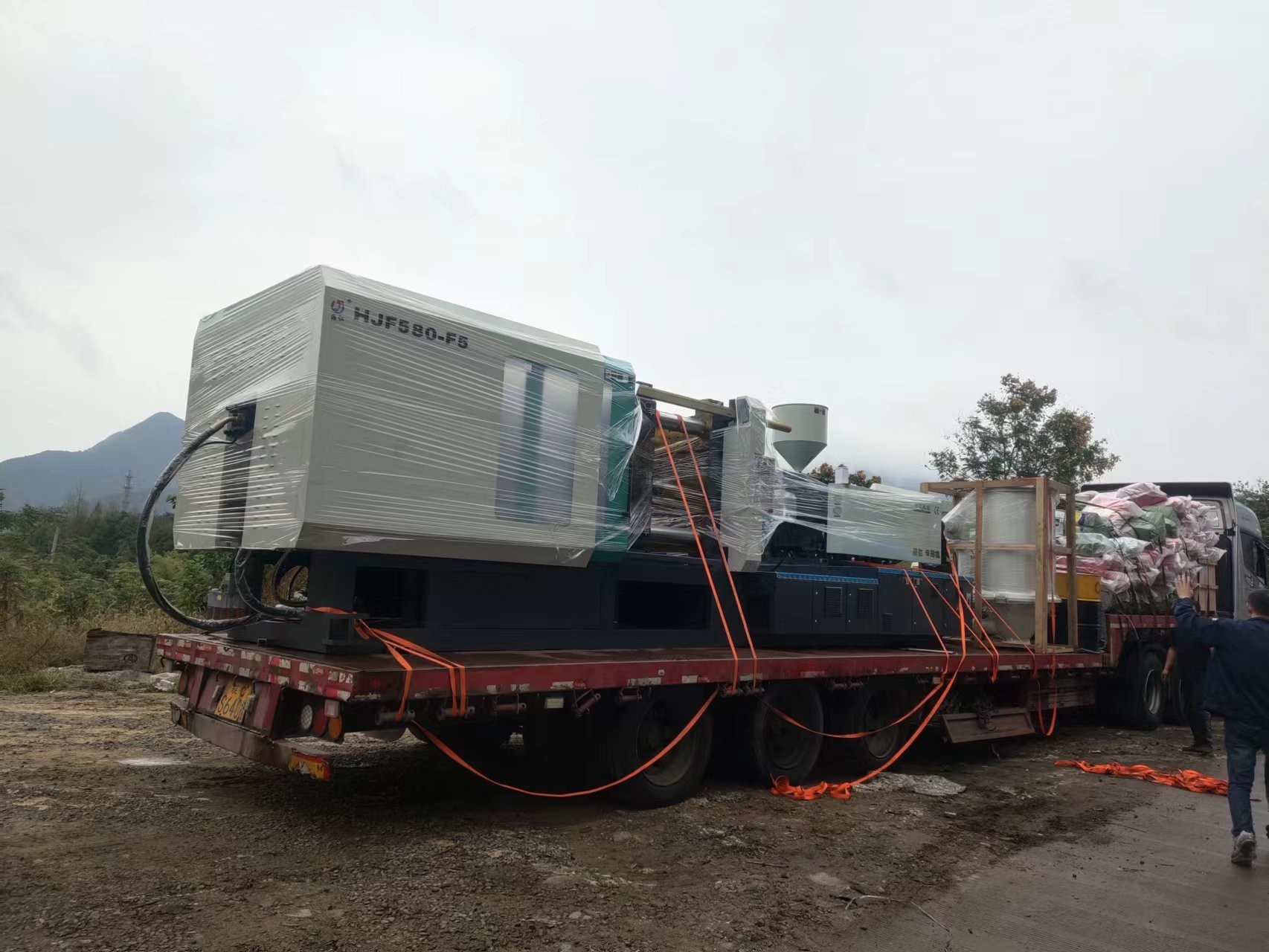 550kN-1600kN Clamping Force Injection Molding Machine With 0-650mm Opening Stroke