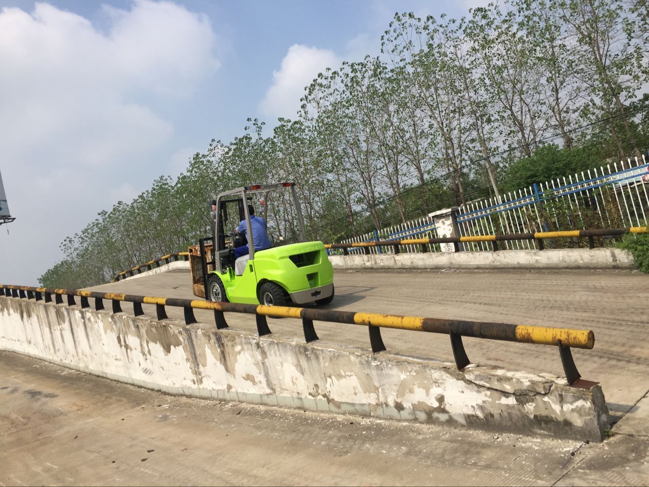 Convenient Monta Cargas Li-ion Battery Electric Reach Truck with Battery Charger
