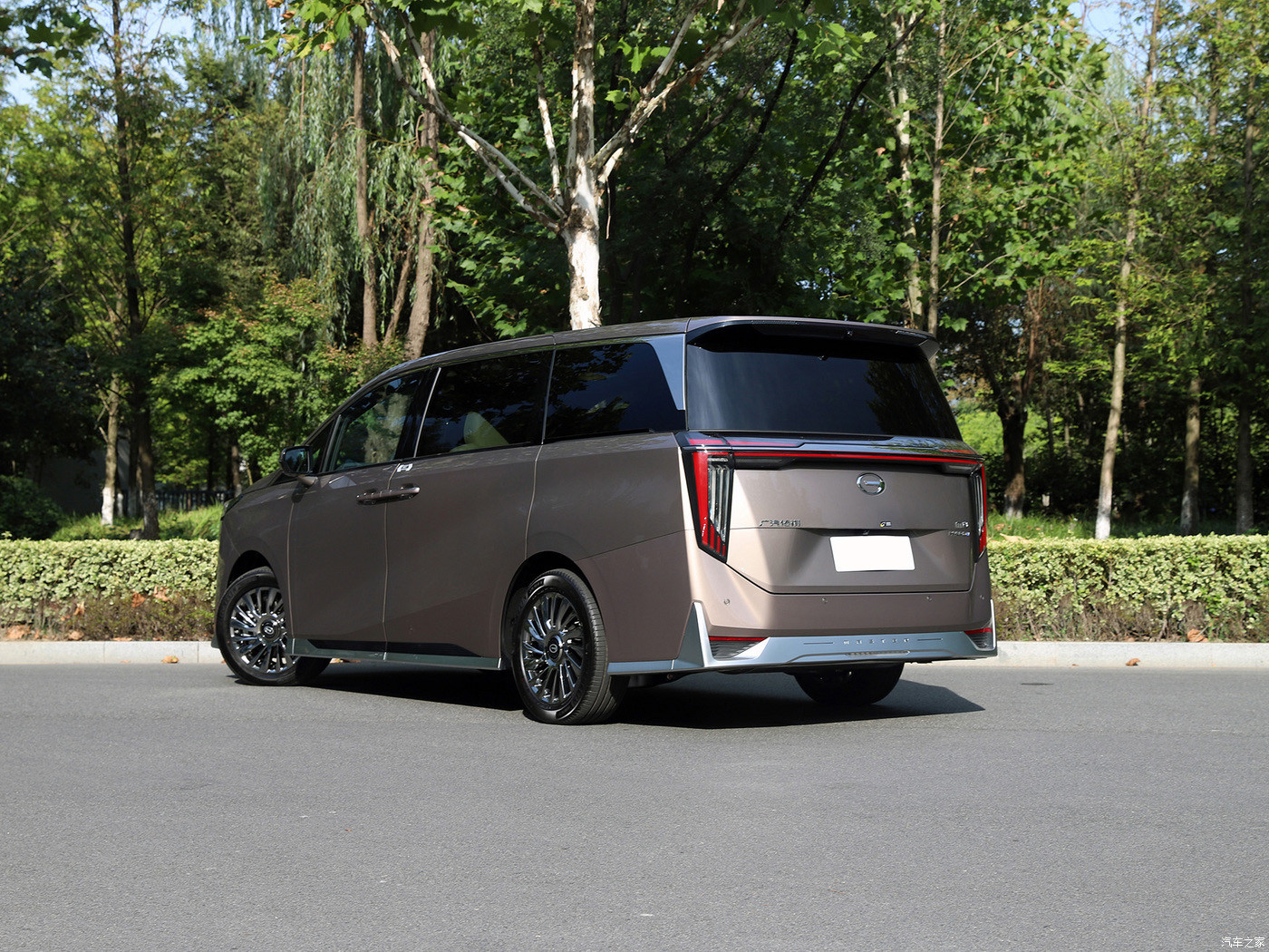 Diesel Petrol Hybrid MPV 7 Seater Cars Automatic With 50L Fuel Tank Capacity