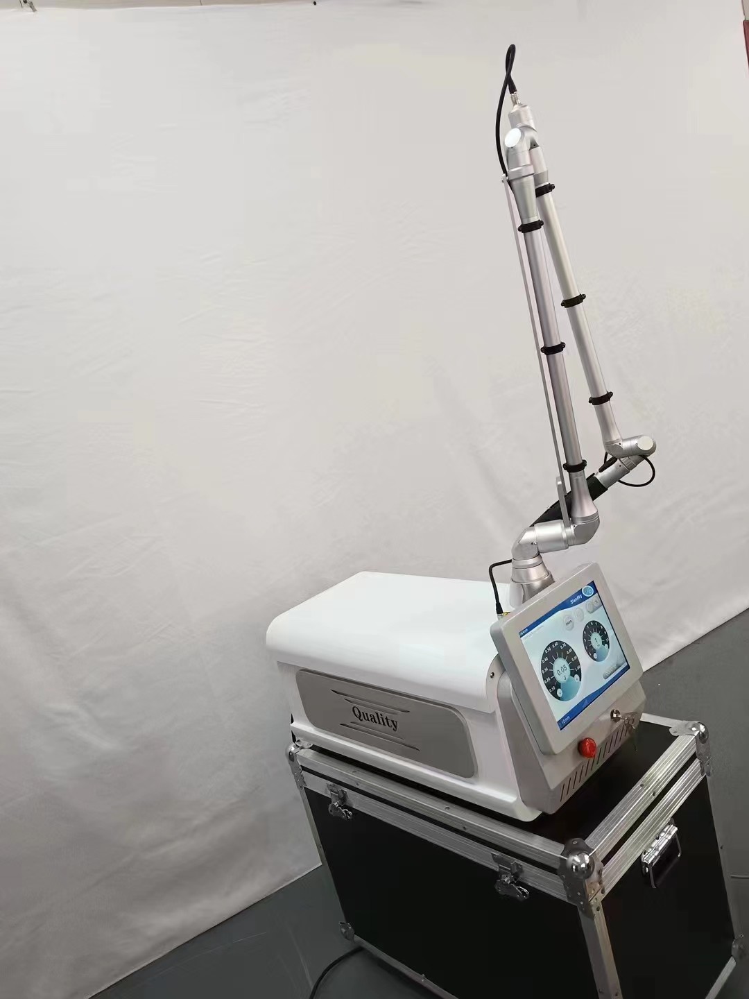 6 Wavelength IPL Laser Beauty Machine With Adjustable 6-14mm Spot 0.02s-0.99s Pulse