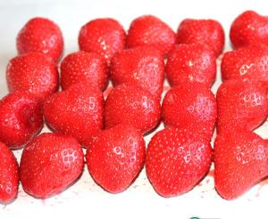 Quality Strawberry Organic Canned Fruit Naturally Sweet Flavor 2 YEARS Shelf Life wholesale