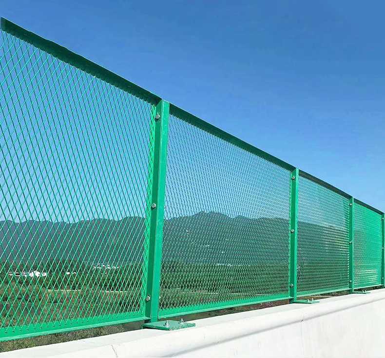 Anti Glare Traffic Barrier Barbed Wire Fence Mesh For Highways Made Of Stainless Steel