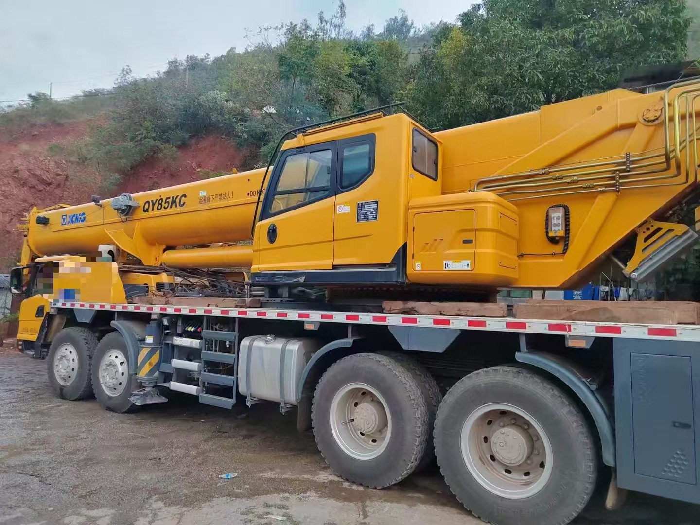 XC MG Hot Selling Model Mobile Crane 75 Tons 4 Shafts Included Red and Yellow Design