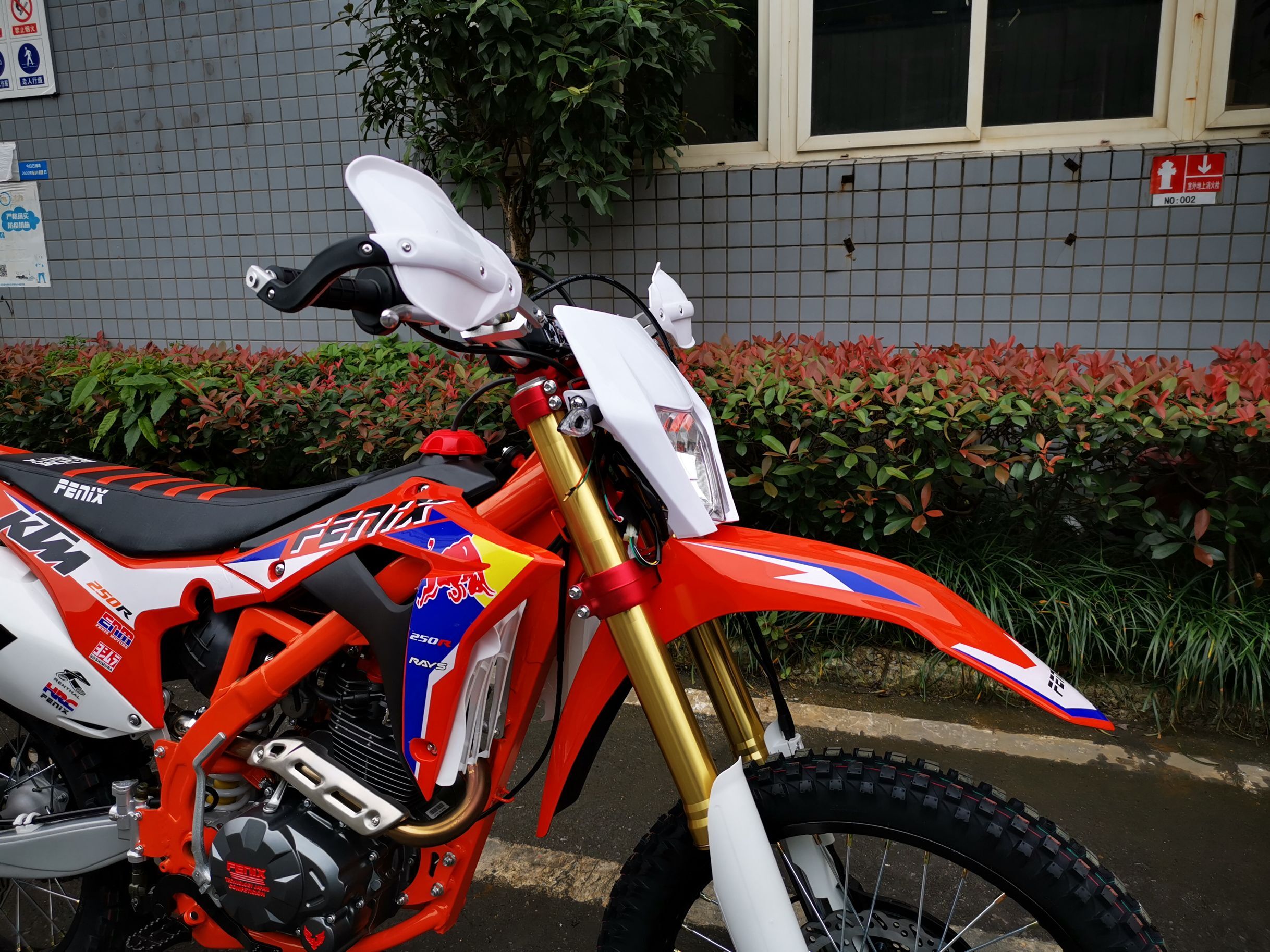 Street Legal Enduro Off Road Motorcycles Ergonomical Long Travel Suspension
