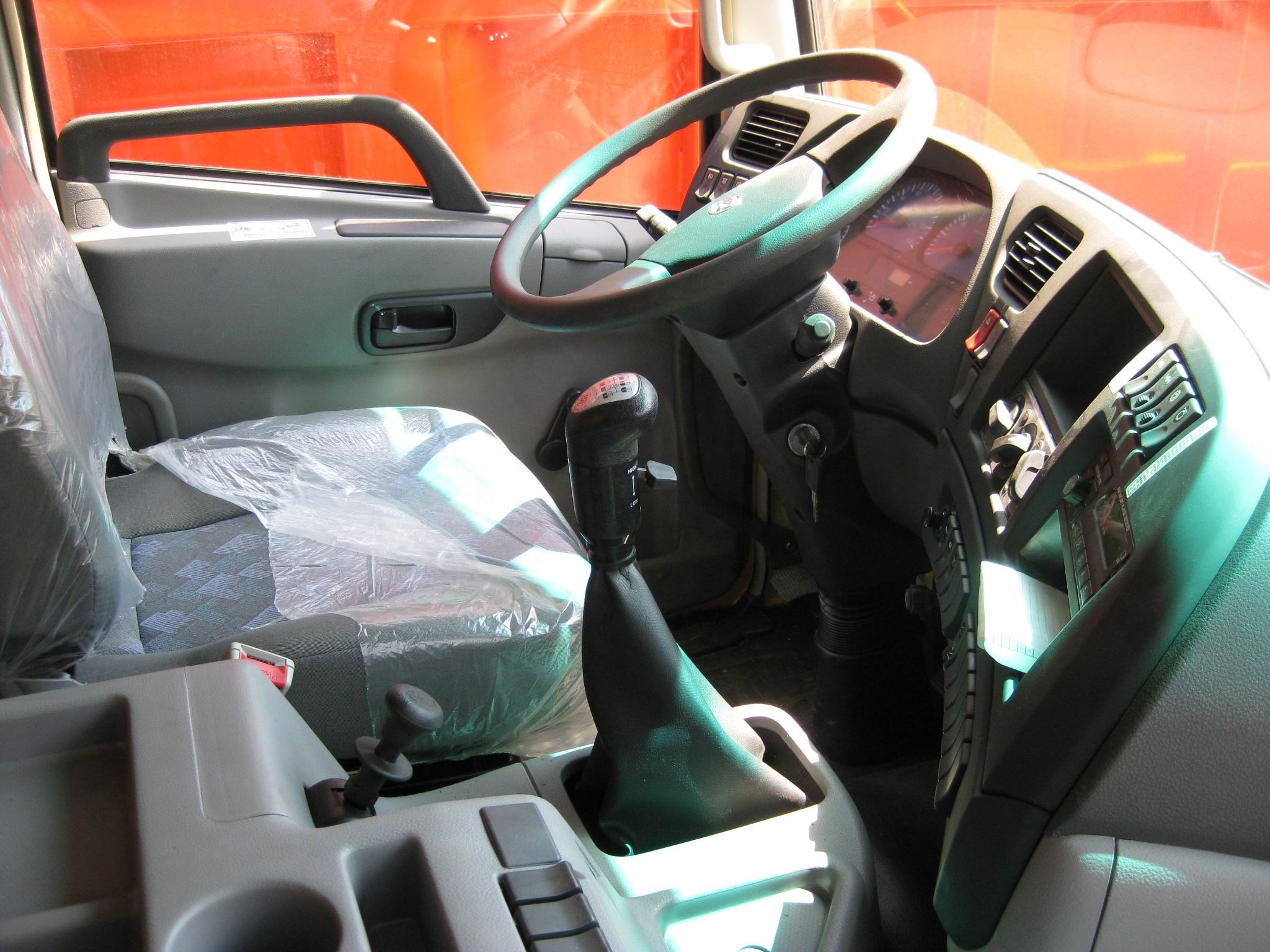 Dongfeng 4x4 Fuel Tanker Truck with 5 Forward Shift Number and Manual Transmission