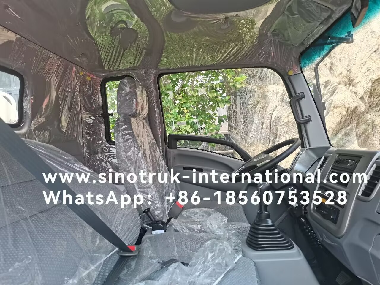 SINOTRUK HOWO 4X2 Transporting Oil Tank Truck SINOTRUK HOWO 5-6CBM