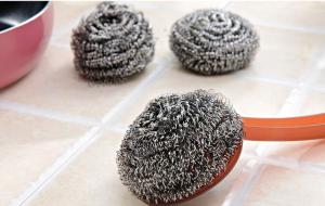 Quality Kitchen Cleaning Stainless Steel Scrubber Pads Sliver Color With Plastic Handle wholesale