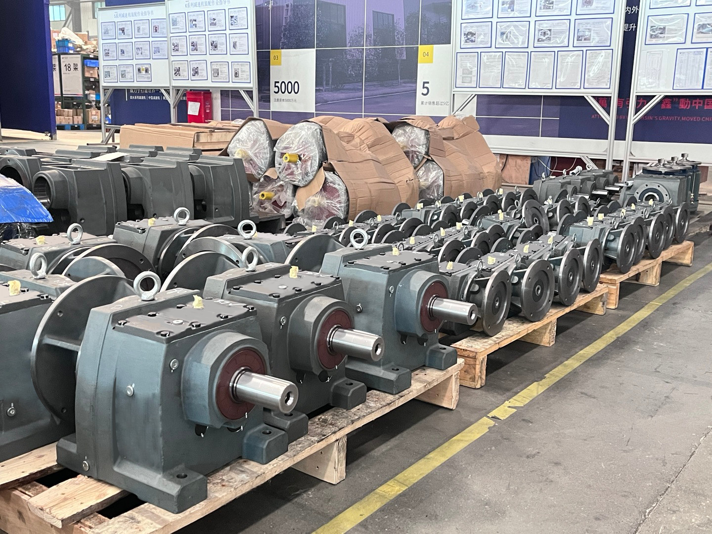 R Series Helical Gearbox With IEC AM Flange B5 Motor Gearbox Gear Helical