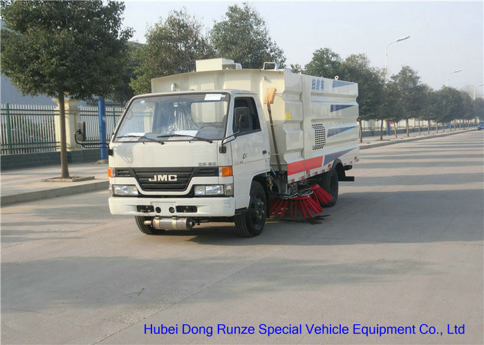 JMC Truck Mounted Road Sweeping Machine With 4 Brushes 5.5 Cbm Trash 1,5 Cbm Water