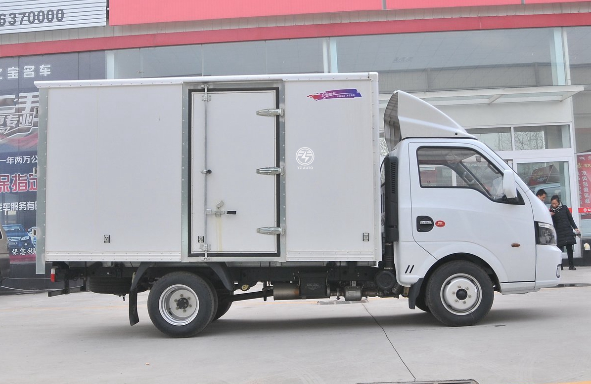 Dongfeng 1-5 T Mini Diesel Light Box Cargo Truck with Multimedia System and Benefit