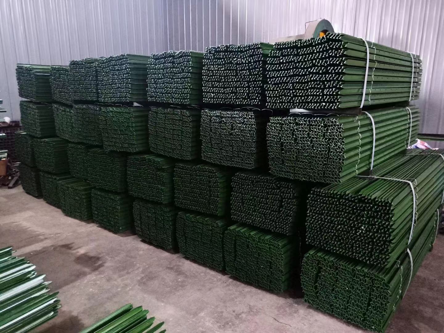 Green Coated 12 Foot Metal Fence Posts for Fenc Thick Hot Dipped Galvanized Star Picket