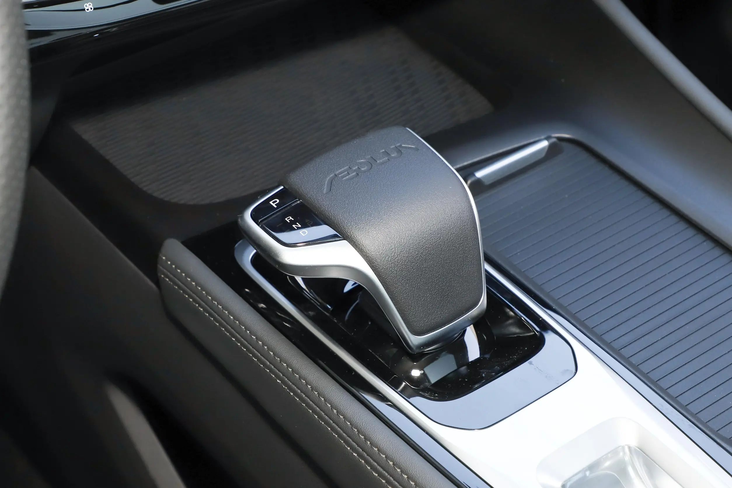 Dongfeng Family Auto's Style SUV 2024 Upgrade Version with Maximum Power of 200-250Ps and Minimum Grand Clearance of 10°-15°