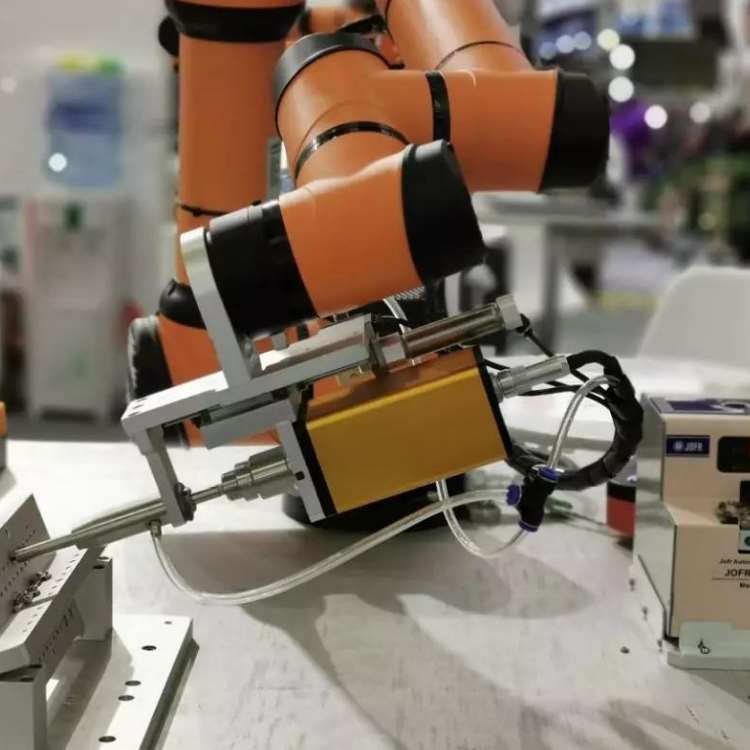 Welding Robot AUBO i10 With Other ARC Welders Used For ARC Welding As Other Welding Equipment