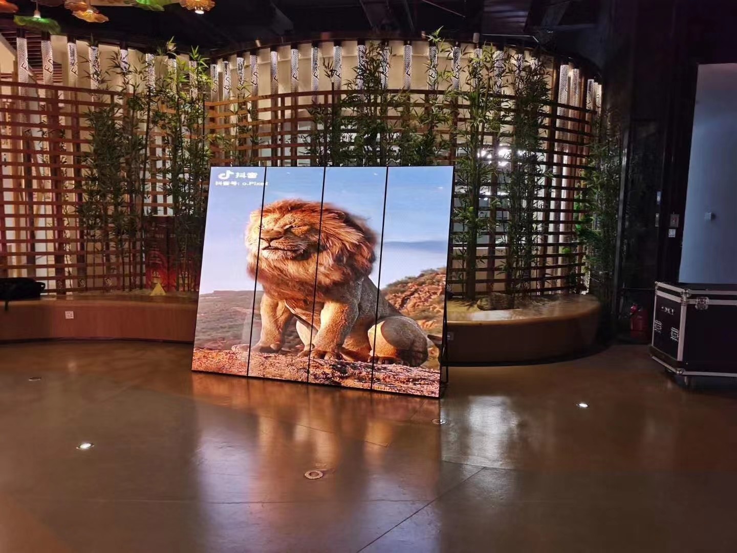 Indoor Led Poster Floor Standing Display Screen P1.86 P2 P2.5 GOB