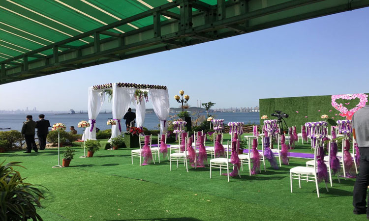 Natural looking synthetic grass for wedding decoration