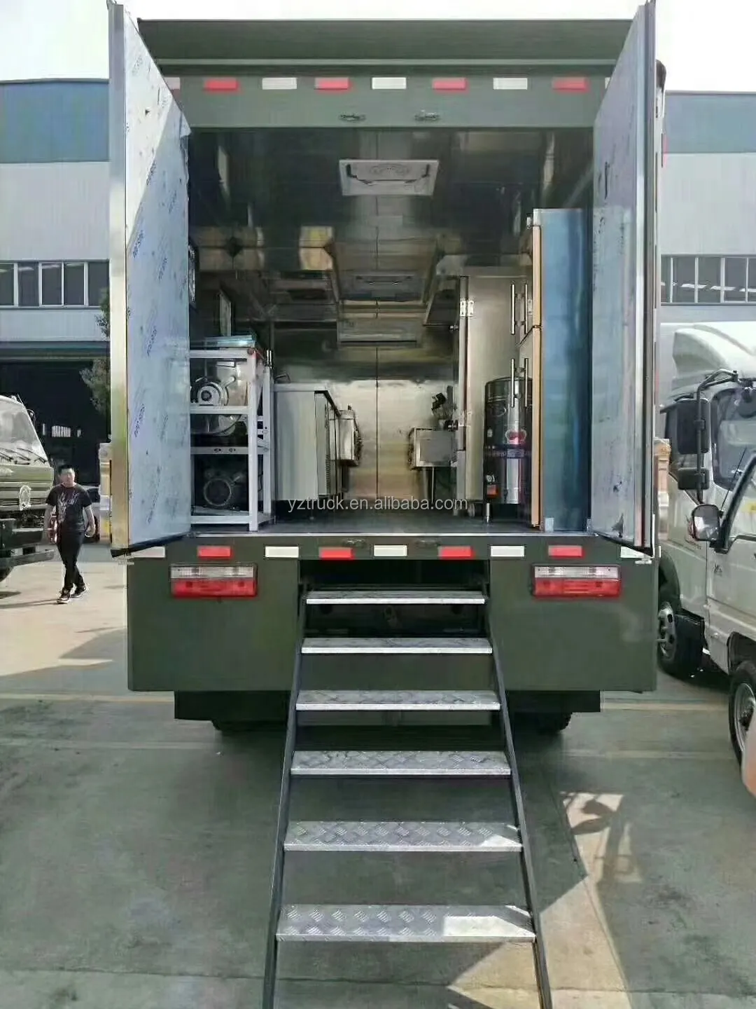 300 Person Meal Service 6x6 Off-Road Diesel Fuel Light Truck with Customized Design