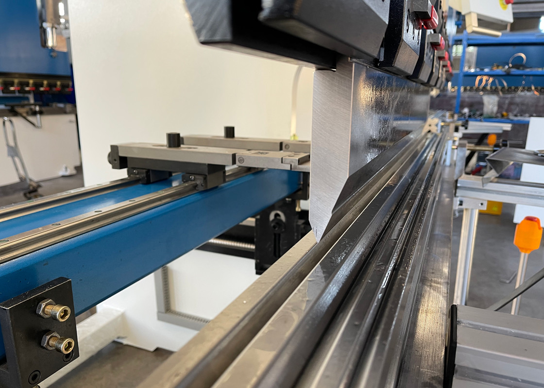 CNC Servo Press Brake Hydraulic Press Brakes 2500mm Worktable Sheet Metal Bending