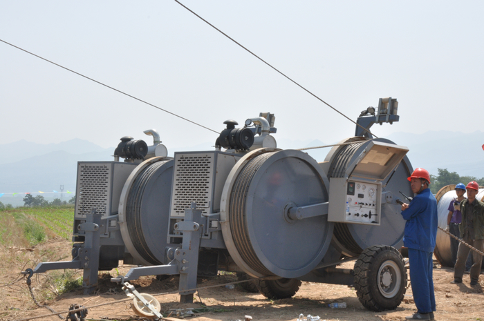 3 Ton Hydraulic Cable Puller In Overhead Transmission For Stringing