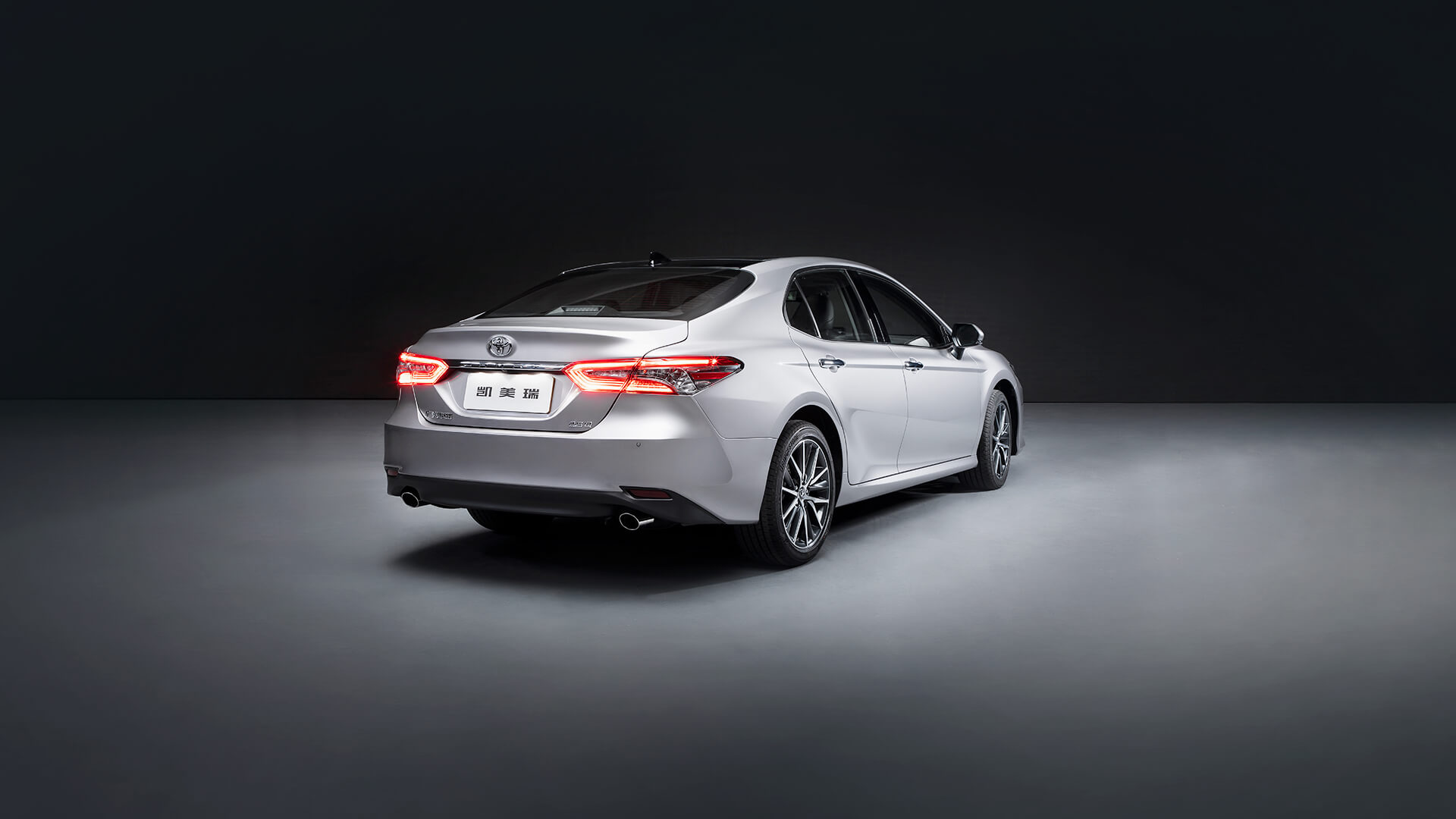 Toyota Camry Sedan 4 Wheel Petrol Car with TPMS for Customer Requirements
