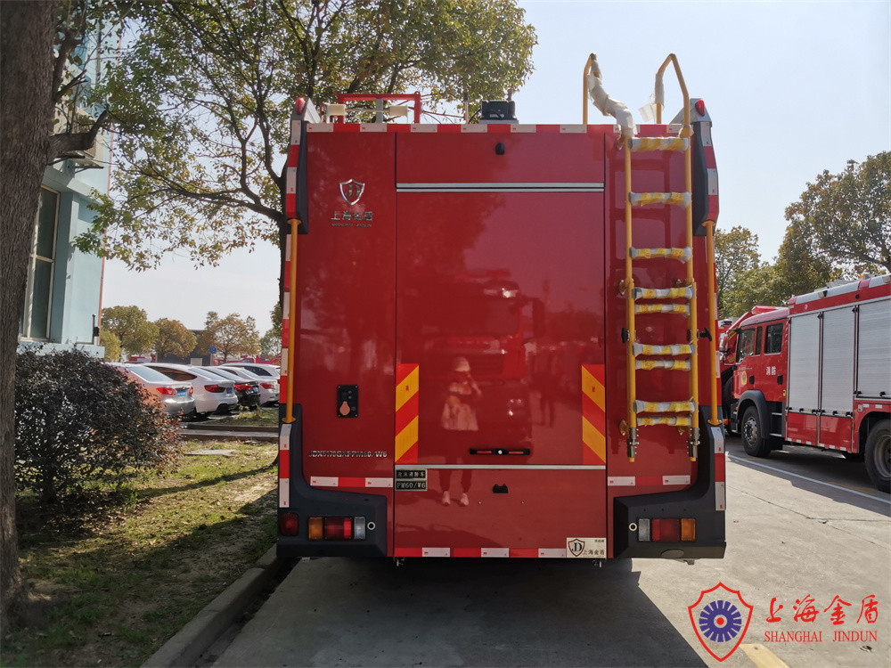 Double Cabin 4×2 Drive Foam Firefighting Truck Wireless Remote Control Monitor