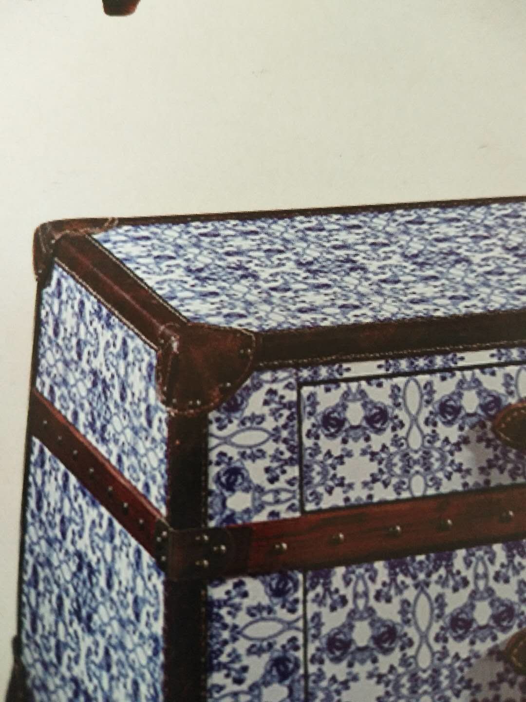 Antique Porcelain Leather TV Stand Furniture 5 Drawers Vintage Blue And White Color